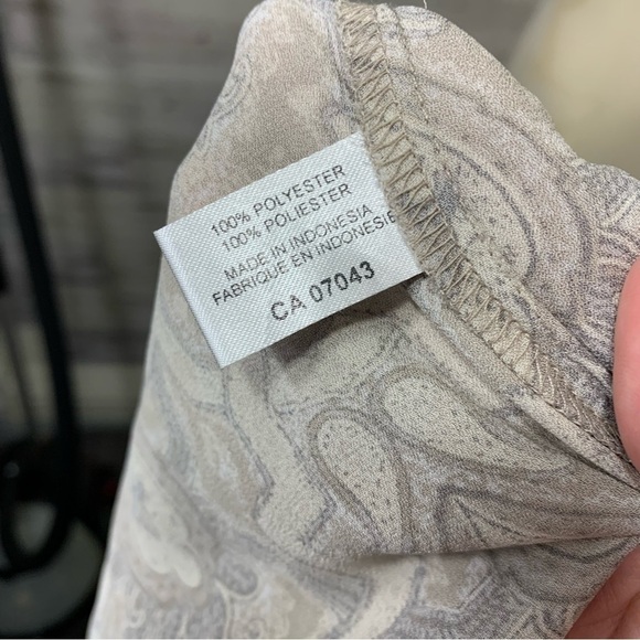 Violet + Claire Tan Crepe Blouse Paisley Print Long Sleeves Key Hole Top Sz L - Picture 8 of 12